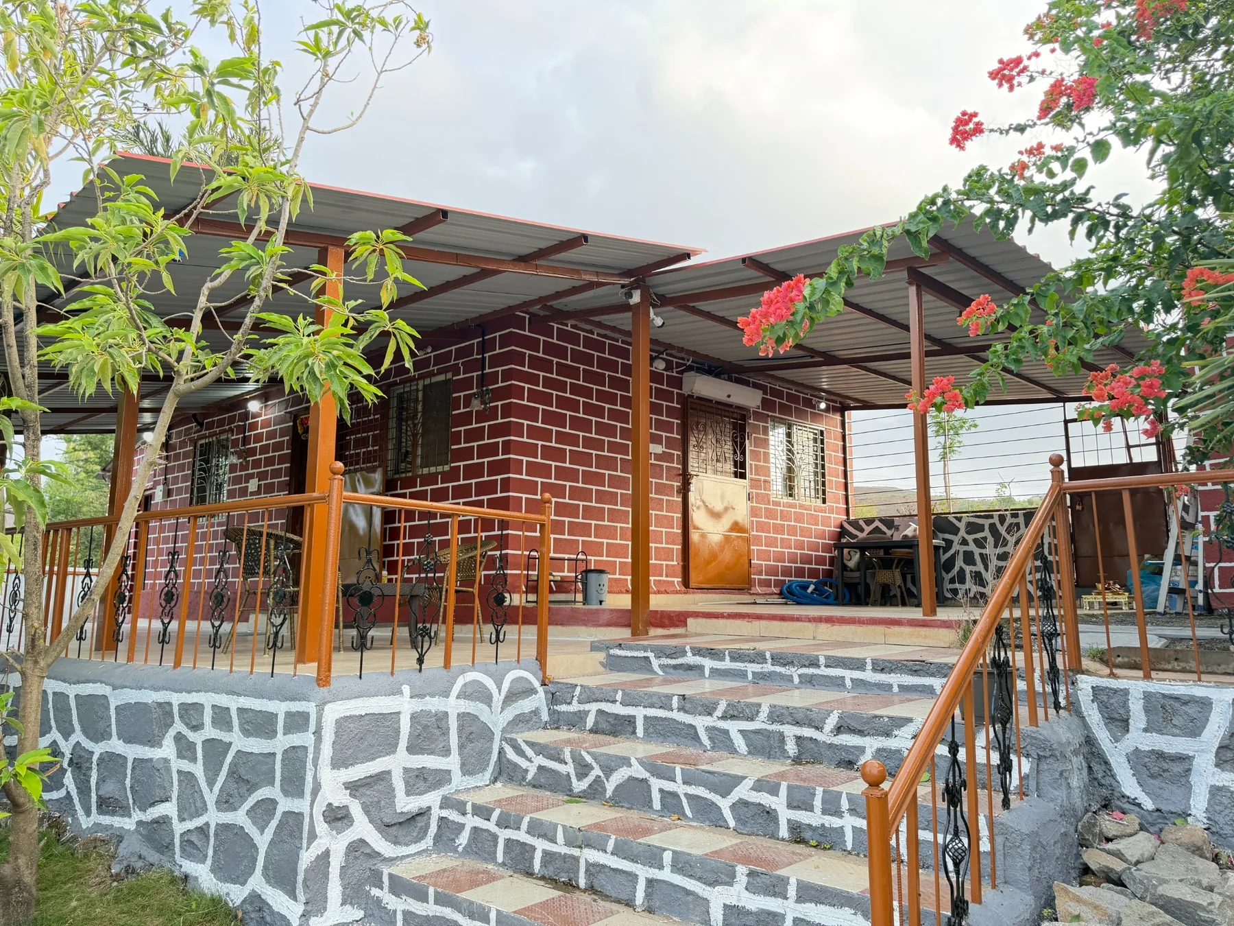 Front view of RD’s Villa